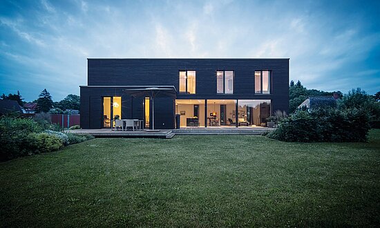 Einfamilienhaus im Bauhausstil in Abendstimmung
