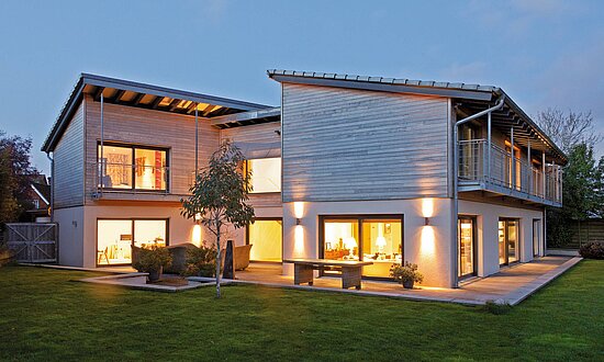 Außenansicht eines modernen Anwesens mit einer klassisch zurückhaltenden Fassade