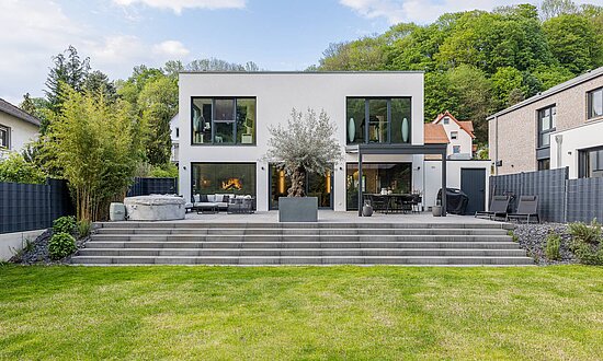 Modernes Einfamilienhaus mit großer Terrasse