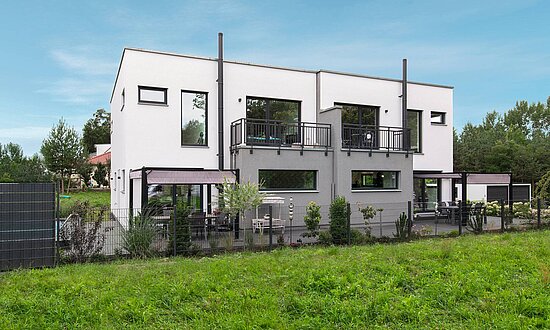 Modernes Doppelhaus mit Flachdach
