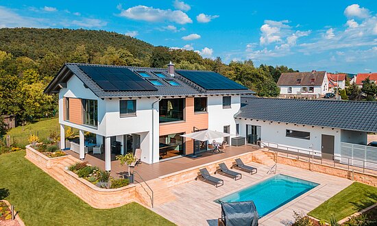 Frei geplantes Architektenhaus mit Pool