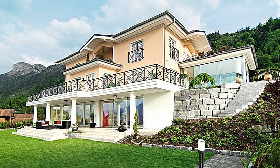 Bauen am Hang: 2-geschossiges Haus mit Walmdach