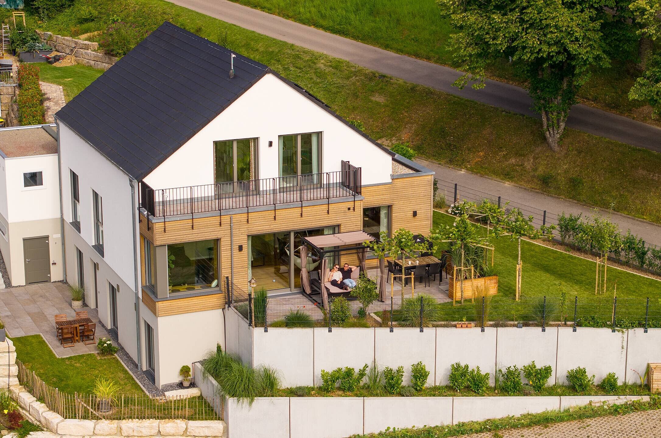 Modernes Einfamilienhaus mit partieller Holzschalung Satteldachhaus
