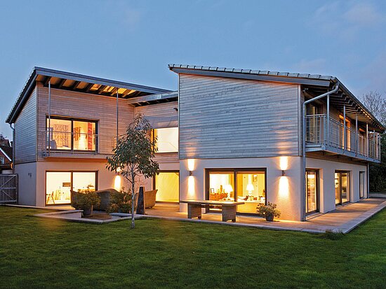 Außenansicht eines modernen Anwesens mit einer klassisch zurückhaltenden Fassade