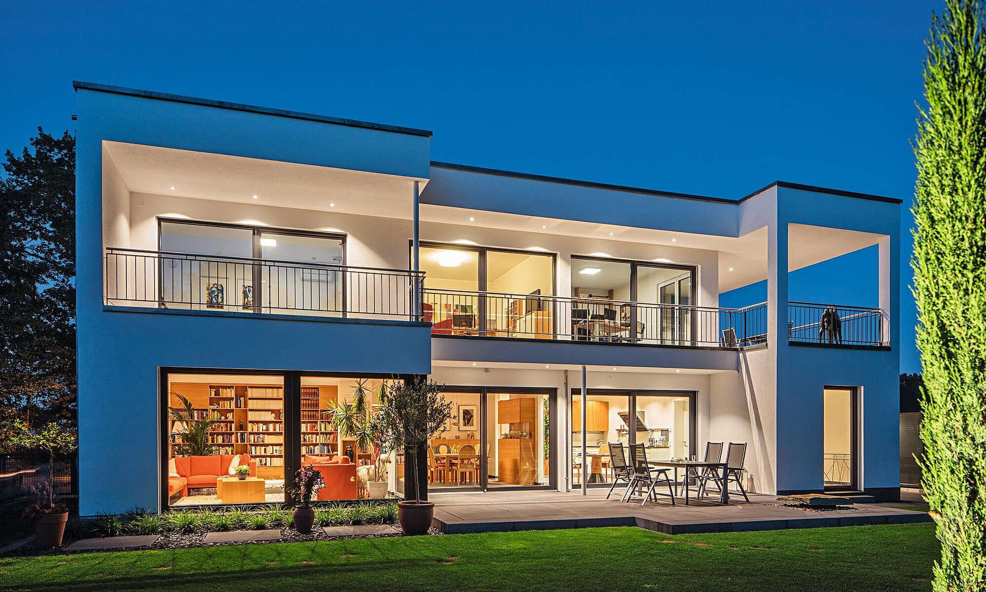 264 m² großes Einfamilienhaus mit Flachdach im Bauhaus-Stil 264 m² großes Einfamilienhaus mit Flachdach im Bauhaus-Stil