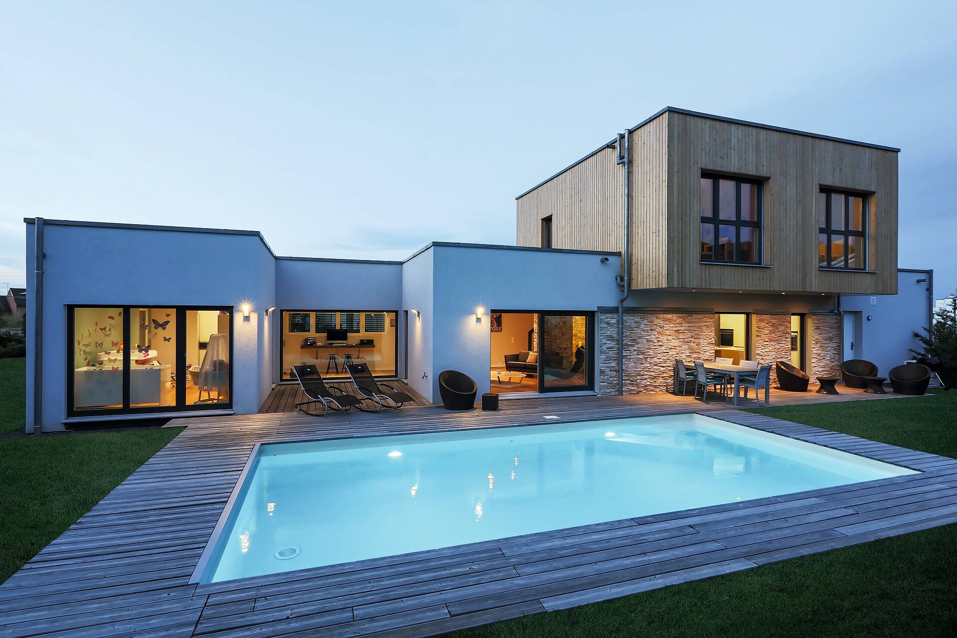 freigeplant, WeberHaus, Holzverschalunt, Terrasse Villa, Architektenhaus mit Pool