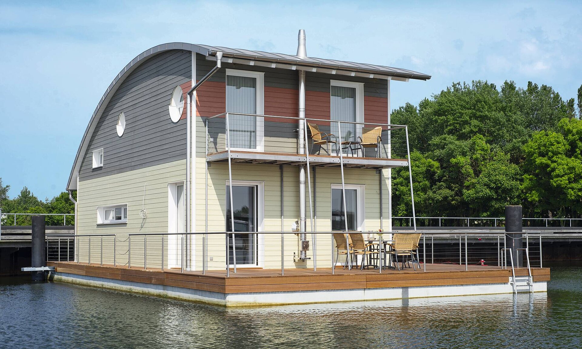 Urlaub auf dem Wasser im schwimmenden Ferienhaus Urlaub auf dem Wasser im schwimmenden Ferienhaus
