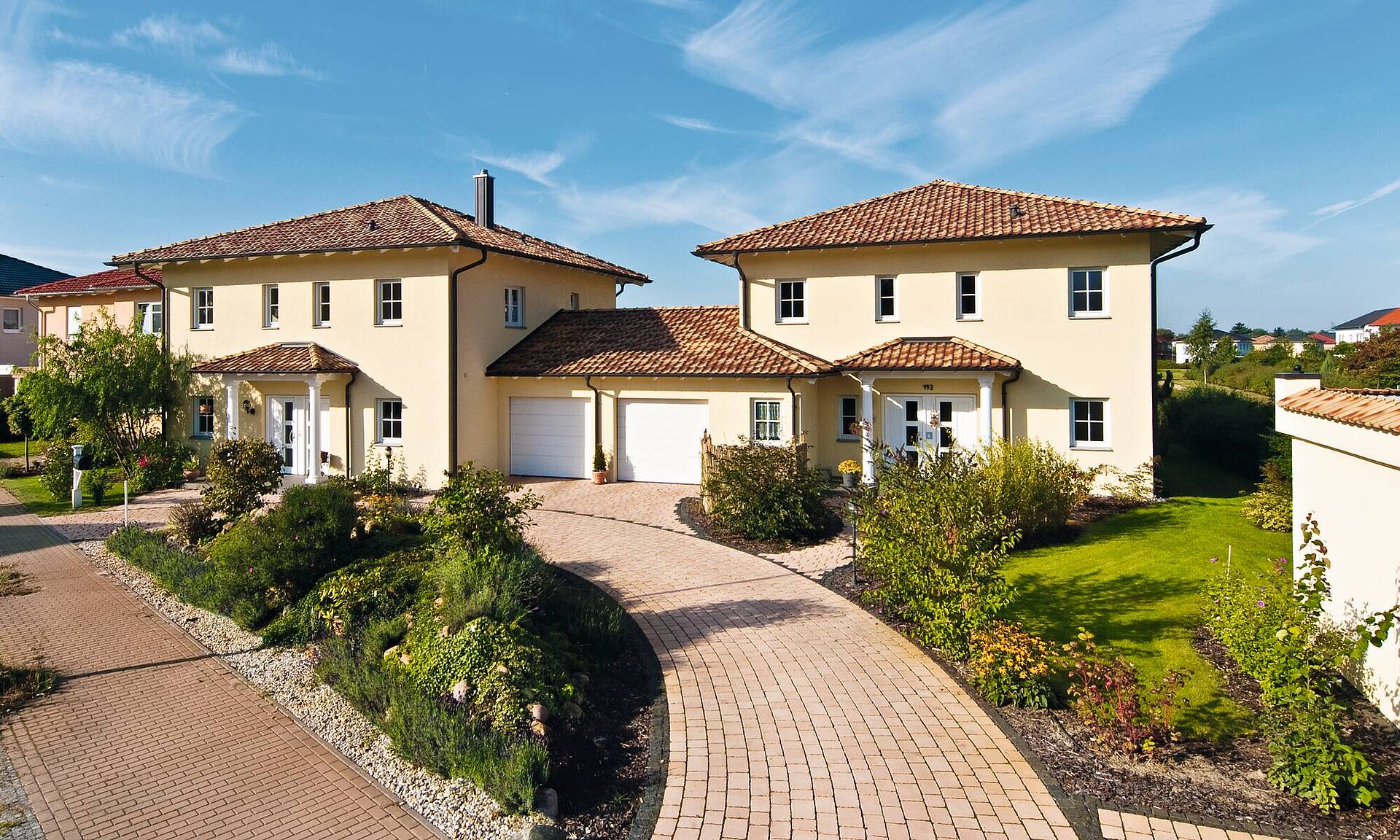 Doppelhaus im mediterranen Stil Doppelhaus im mediterranen Stil - Musterhaus