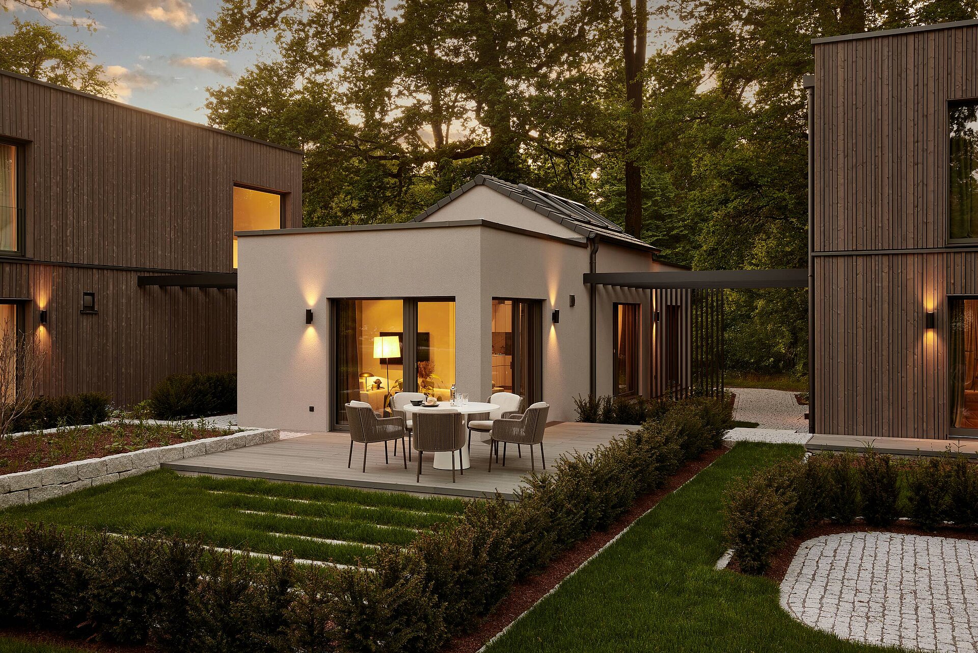 Stimmungsvolle Nachtaufnahme - Ausstellungshaus Bungalow mit partiellem Satteldach Musterhaus