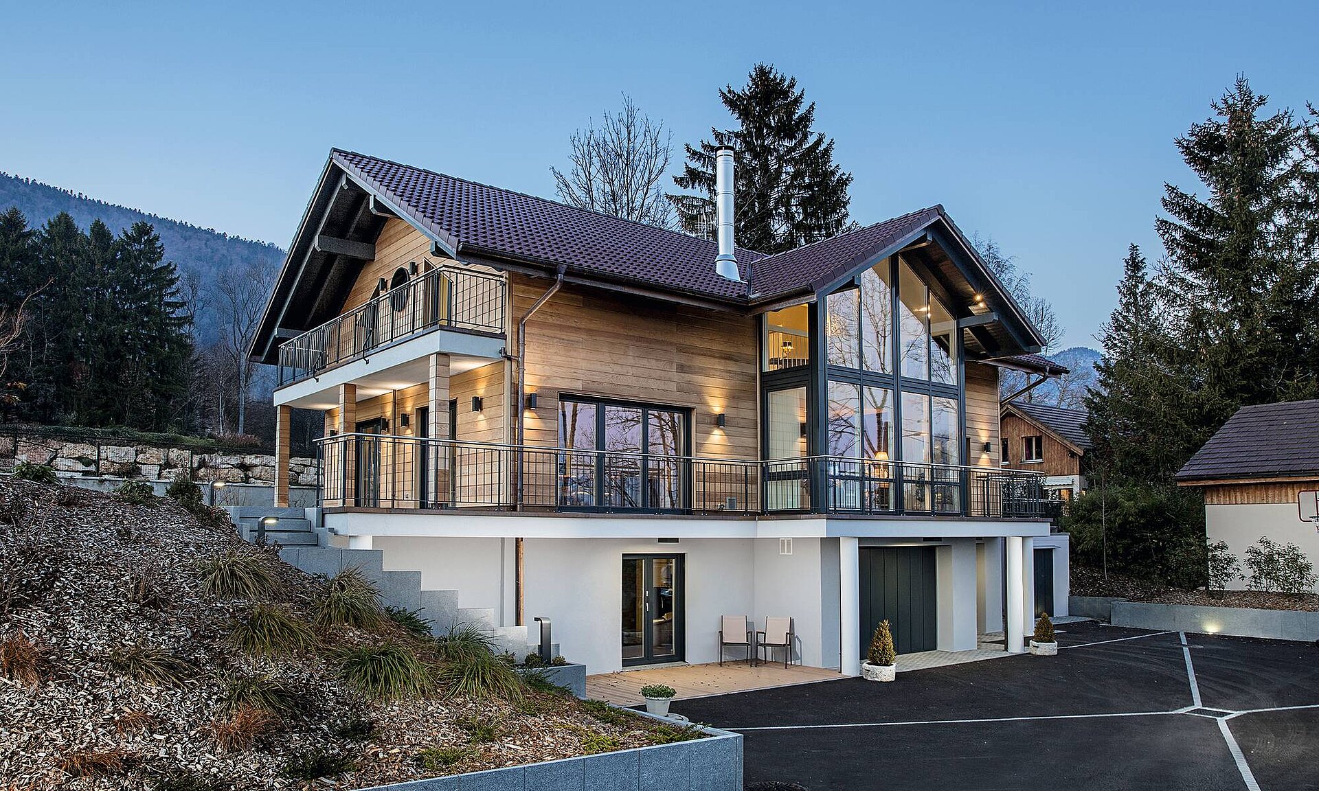 Ein Traum aus Holz und Glas Haus mit Holzverschalung, Satteldach