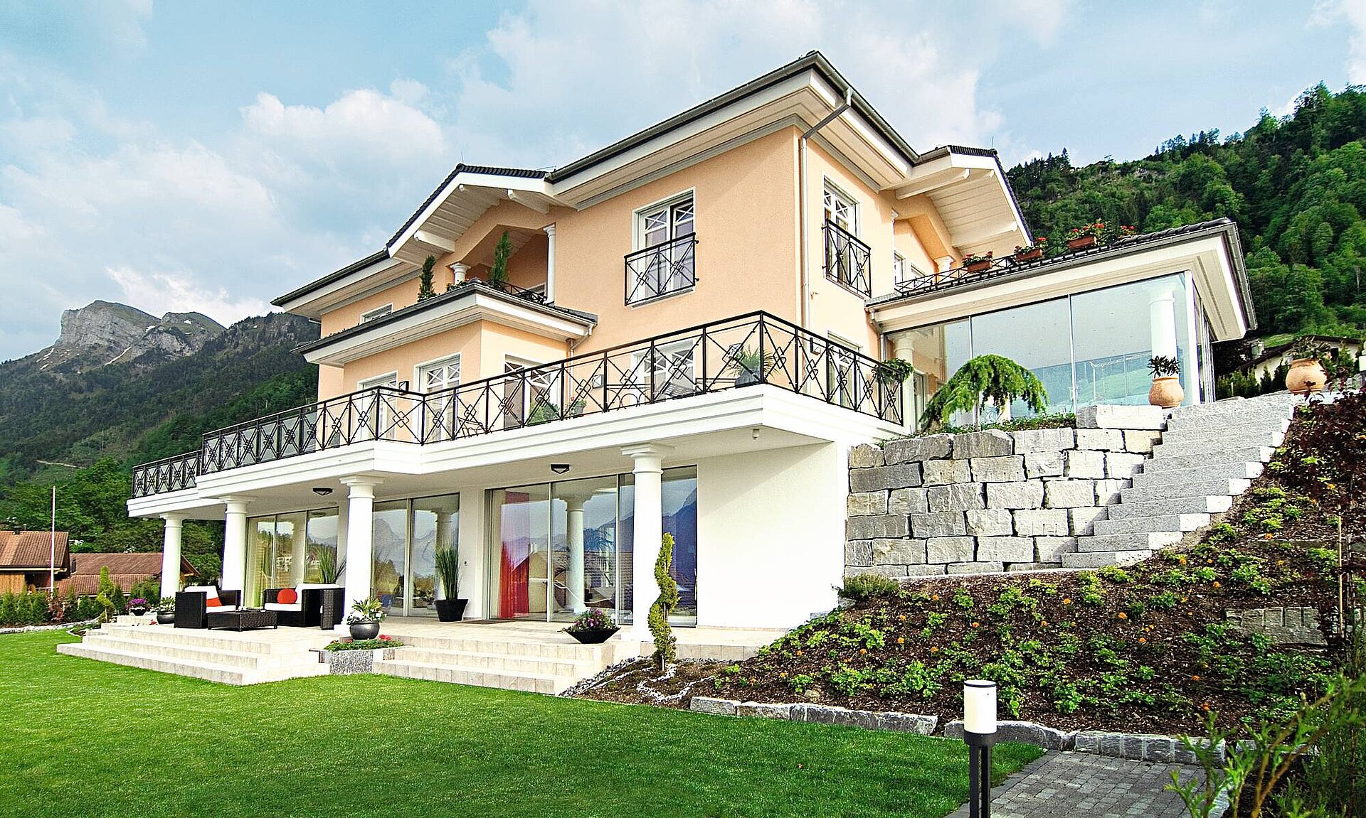 Bauen am Hang: 2-geschossiges Haus mit Walmdach Abbildung ähnlich, kann aufpreispflichtige Sonderausstattung enthalten