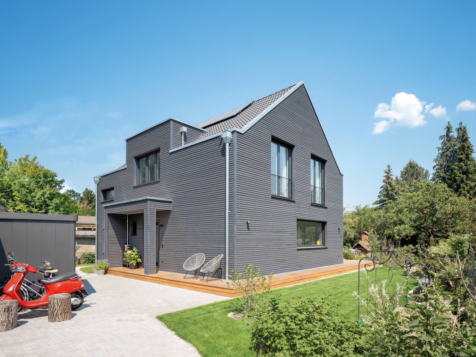 Einfamilienhaus mit dunkler Holzverschalung Einfamilienhaus