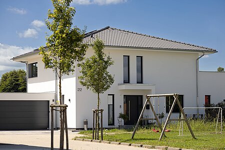 Zweigeschossiges Einfamilienhaus mit Zeltdach