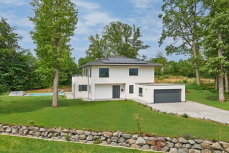 Zweigeschossige Stadtvilla mit Zeltdach und Garage