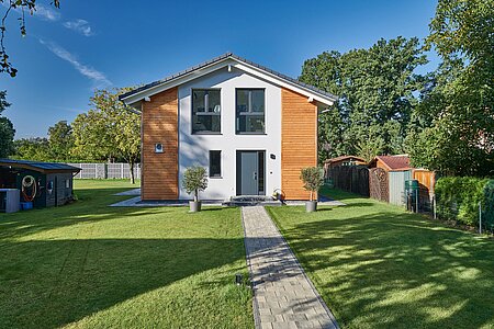 Modernes Einfamilienhaus mit partieller Holzverkleidung
